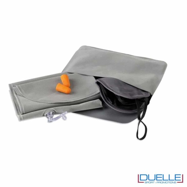 kit da viaggio in colore grigio con 3 set
