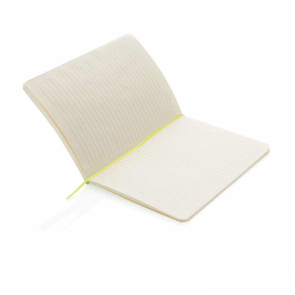 Block notes aperto con segnapagina verde