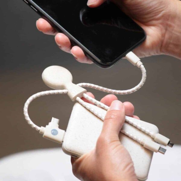 Powerbank 5000mAh in fibra di grano e plastica bio personalizzato con cavi di ricarica