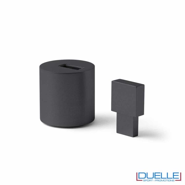 chiavetta USB grigio su base a cilindro