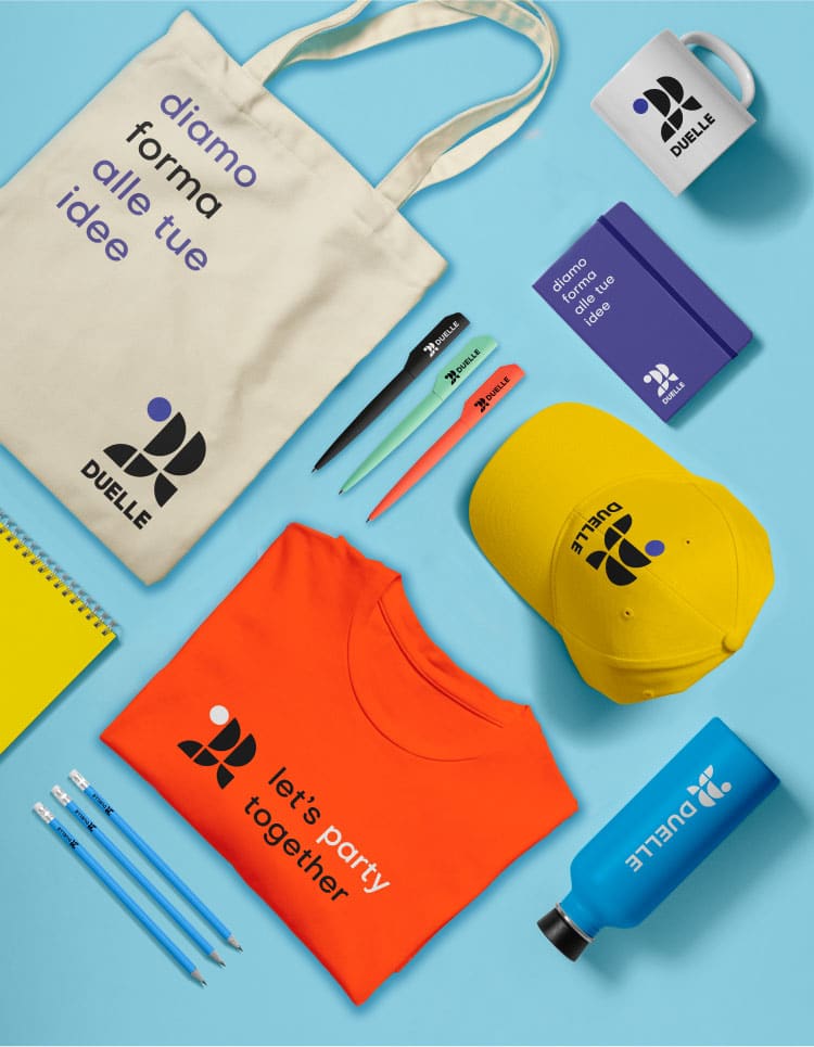 mockup di gadget personalizzati con logo duelle
