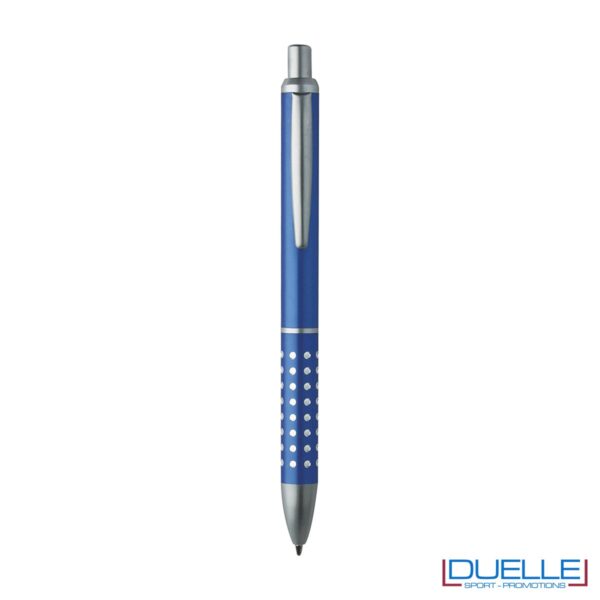Penna a sfera con fusto in alluminio e puntale e clip in metallo, chiusura a scatto. Adatta per personalizzazione con incisione laser.