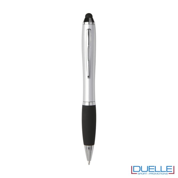 Penna a sfera con punta touch screen per schermi capacitivi (ipad, iphone, tablet, samsung galaxy, android ecc...) in plastica con clip in metallo. Chiusura a rotazione.