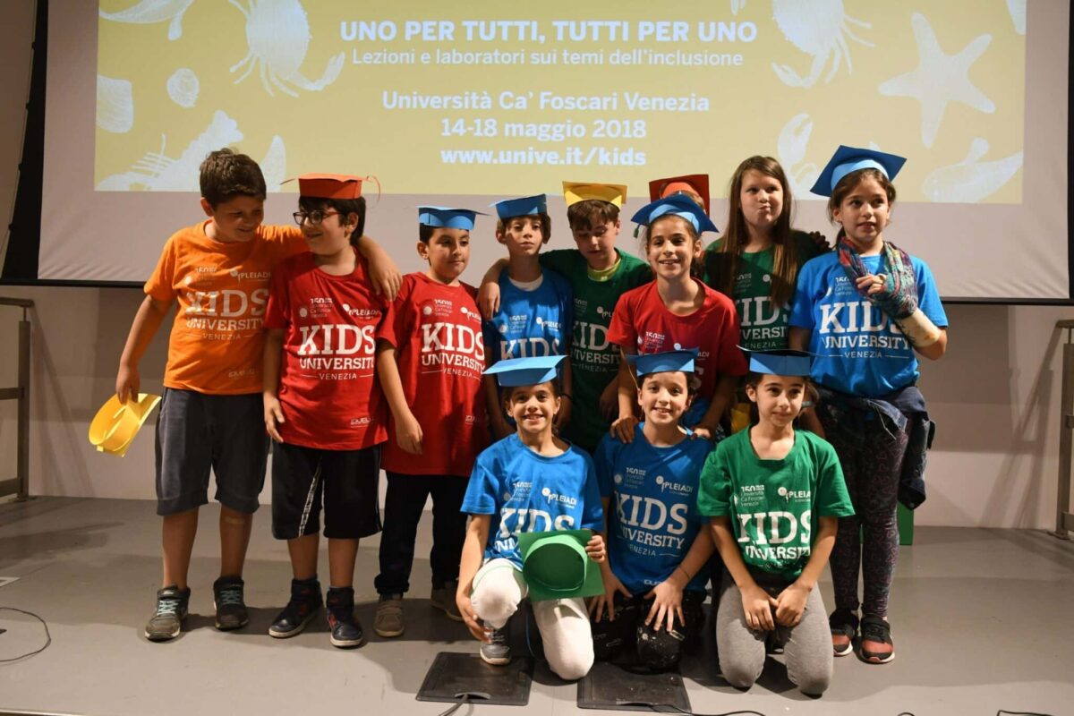 kids university foto bambini su palco